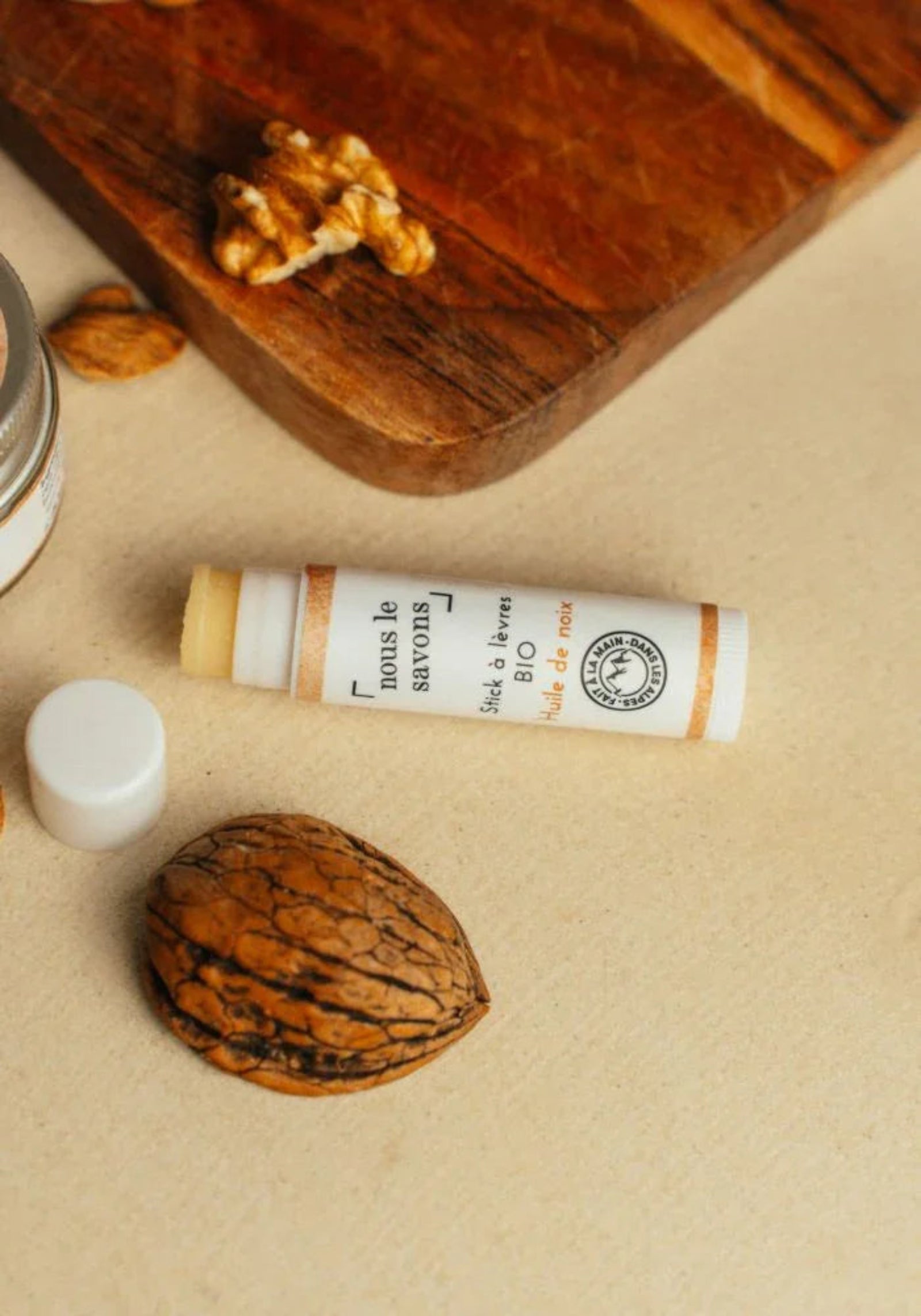 huile-de-noix-levres-cosmetique-bio-et-naturel