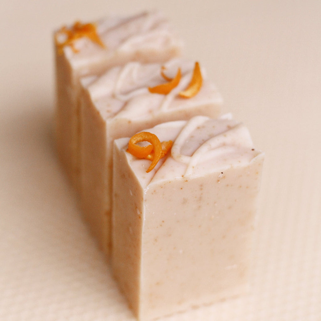 savon-solide-exfoliant-aux-agrumes-ambiance-produits-clean