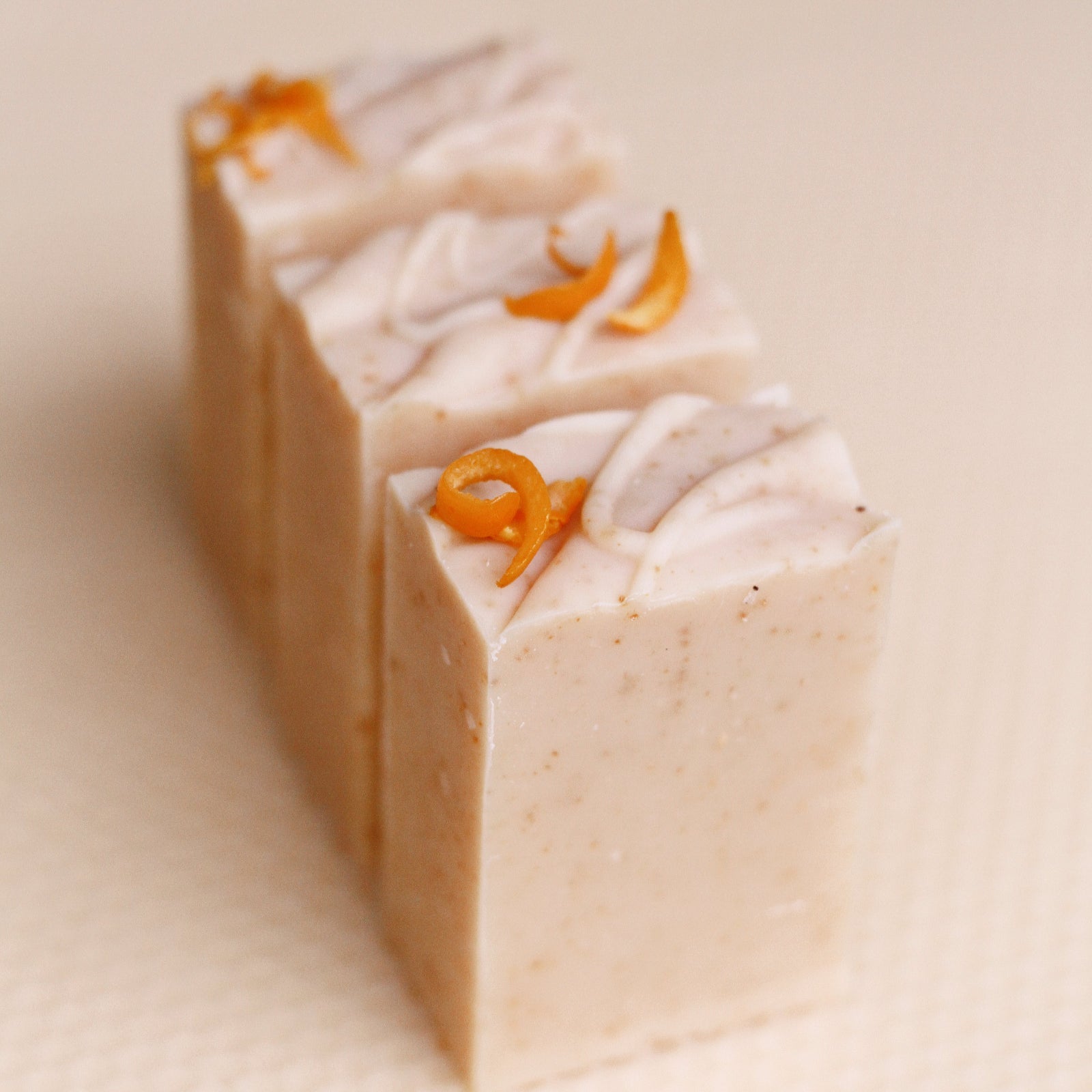 savon-solide-exfoliant-aux-agrumes-ambiance-produits-clean